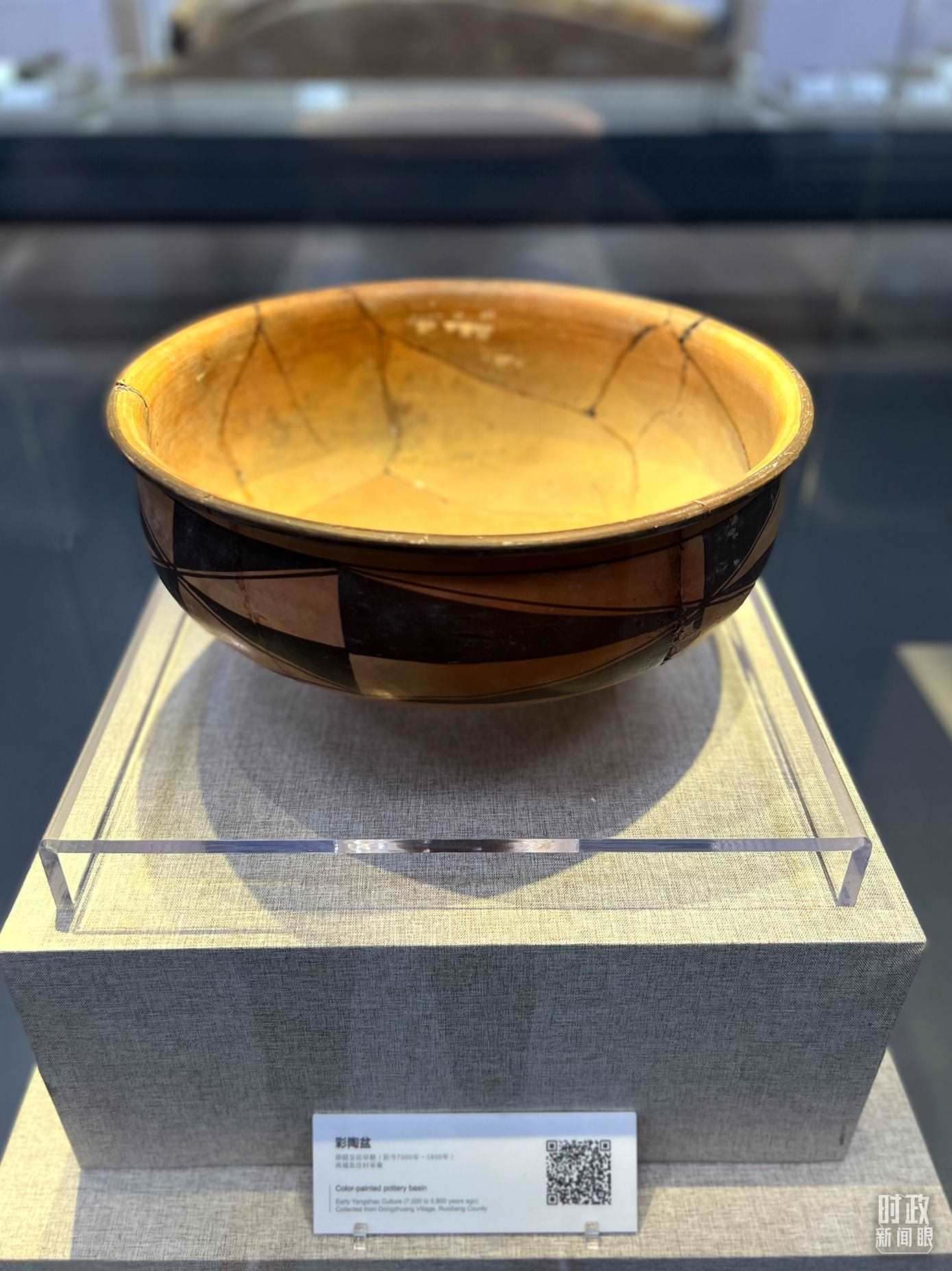 △運(yùn)城博物館內(nèi)展出的仰韶文化早期的彩陶盆。（總臺央視記者邢彬拍攝）