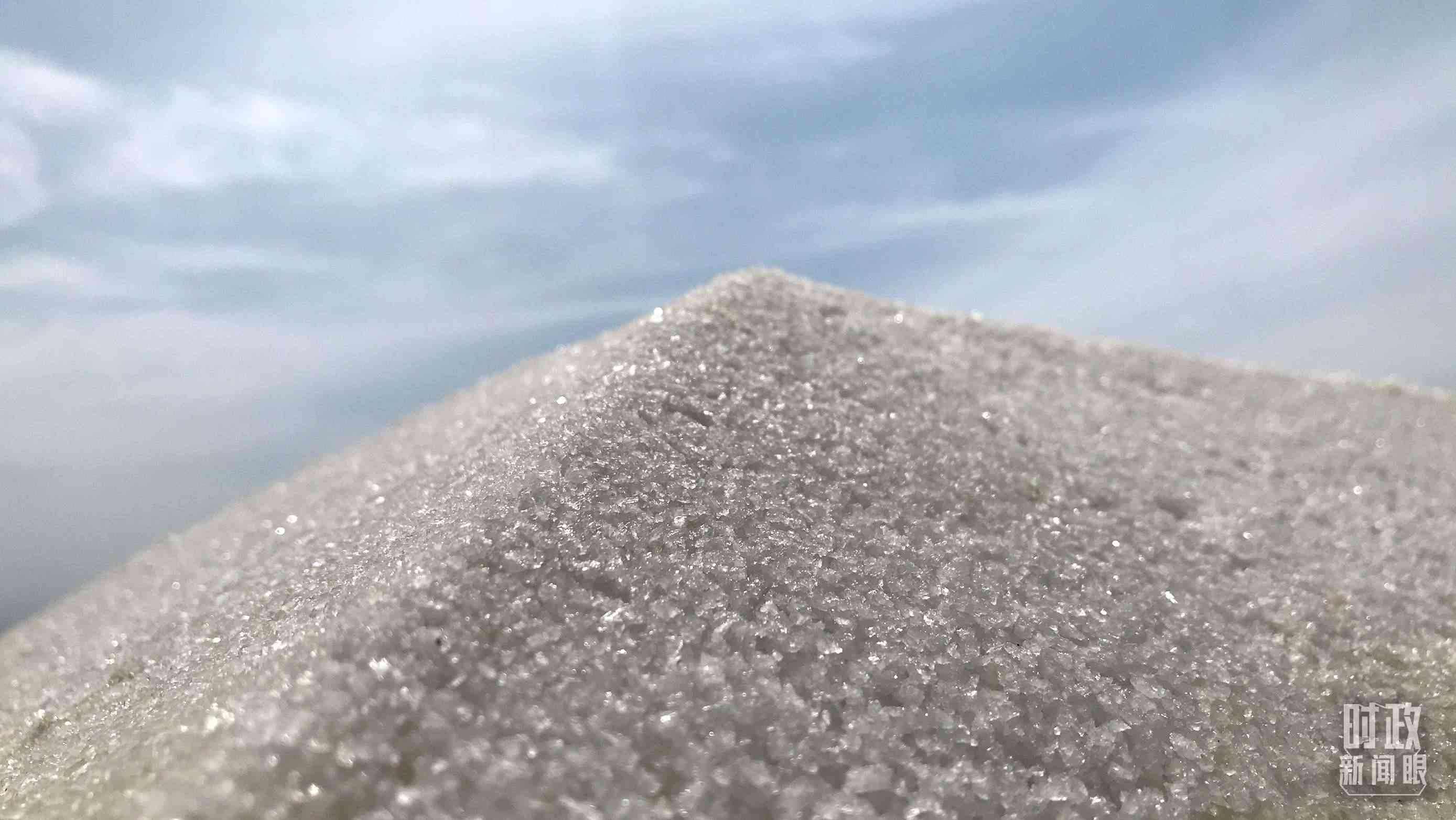 △鹽湖出產(chǎn)的河?xùn)|大鹽。（總臺央視記者石偉明拍攝）