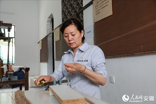 撈紙需要兩位師傅默契配合。人民網(wǎng)記者 張俊攝