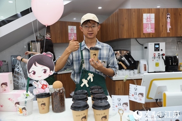 謝雨橋展示制作好的咖啡。人民網(wǎng)記者 馬曉波攝