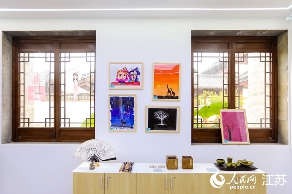 “棲棲小店”的文創(chuàng)產(chǎn)品展示廳。人民網(wǎng)記者 馬曉波攝