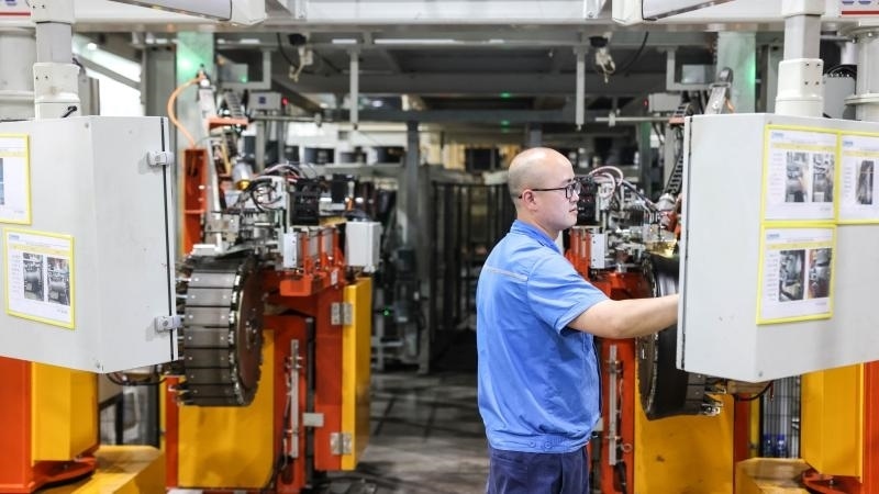 工作人員在貴州輪胎股份有限公司的“5G全連接工廠”成型區(qū)作業(yè)（2022年5月17日攝）。新華社記者 歐東衢 攝