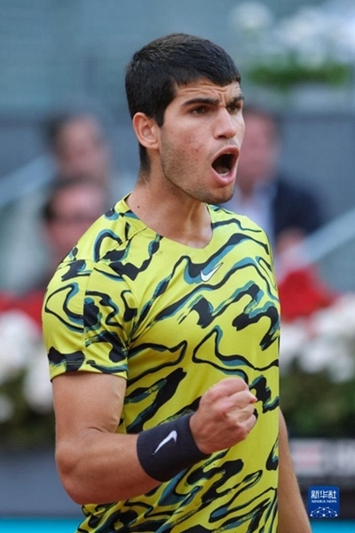 5月7日，阿爾卡拉斯在比賽中慶祝得分。當(dāng)日，在西班牙馬德里網(wǎng)球公開賽男單決賽中，西班牙選手阿爾卡拉斯以2比1戰(zhàn)勝德國選手施特魯夫，奪得冠軍。新華社記者 孟鼎博 攝