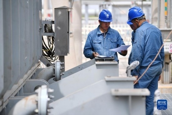 5月27日，電力工人在工程現(xiàn)場(chǎng)進(jìn)行檢修作業(yè)。