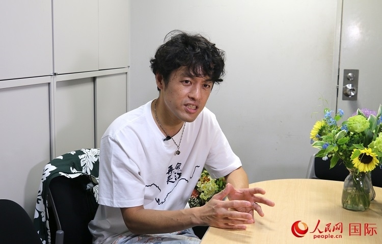 竹內(nèi)亮接受人民網(wǎng)專訪。人民網(wǎng) 許可攝