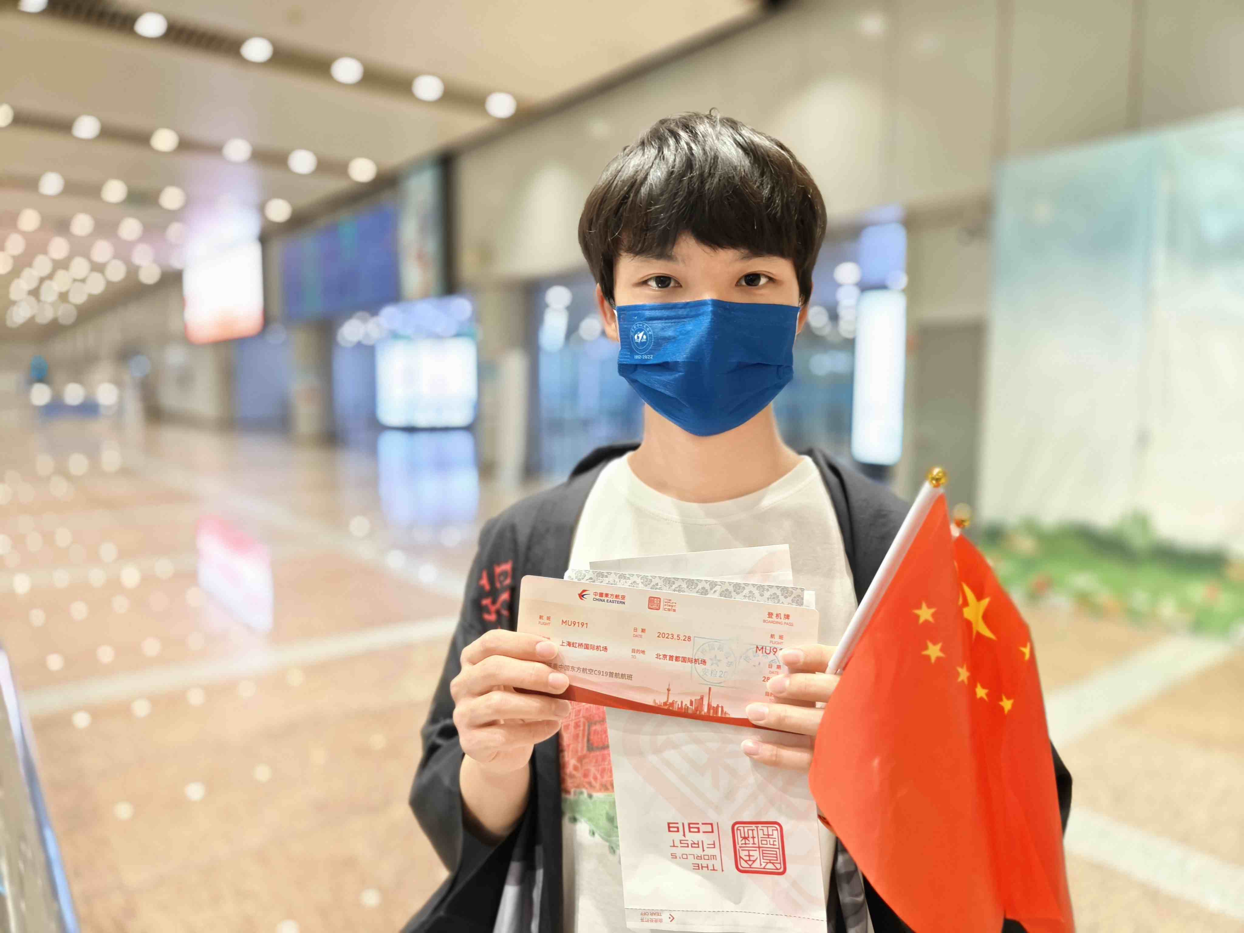 張可立向記者展示有著紀(jì)念意義的登機(jī)牌。人民網(wǎng)記者 夏曉倫攝