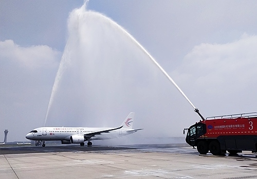 C919穿過(guò)象征民航最高禮儀的“水門(mén)”。東航供圖