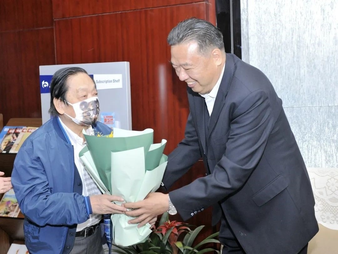 ▲青海省政協(xié)副主席、青海省林草局黨組書記、局長(zhǎng)、祁連山國(guó)家公園青海省管理局局長(zhǎng)李曉南在機(jī)場(chǎng)迎接韓美林