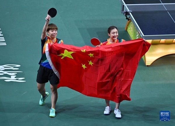 5月27日，陳夢(mèng)（右）/王藝迪慶祝勝利。當(dāng)日，在南非德班進(jìn)行的2023年世界乒乓球錦標(biāo)賽女子雙打決賽中，中國(guó)選手陳夢(mèng)/王藝迪以3比0戰(zhàn)勝韓國(guó)選手田志希/申裕斌，奪得冠軍。新華社記者 陶希夷攝