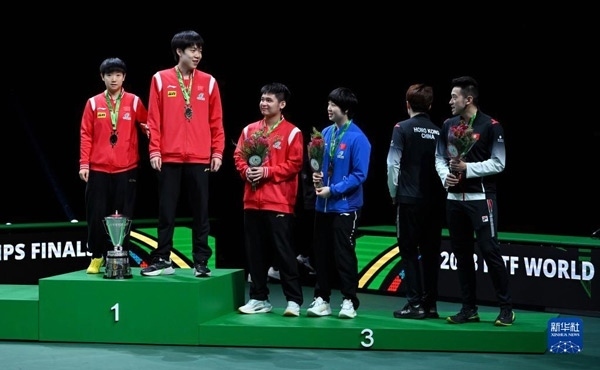 5月26日，冠軍中國(guó)組合王楚欽（左二）/孫穎莎（左一）與季軍中國(guó)組合林詩(shī)棟（左三）/蒯曼（左四）、中國(guó)香港組合黃鎮(zhèn)廷（右一）/杜凱琹在頒獎(jiǎng)儀式后交流。新華社記者 陶希夷攝