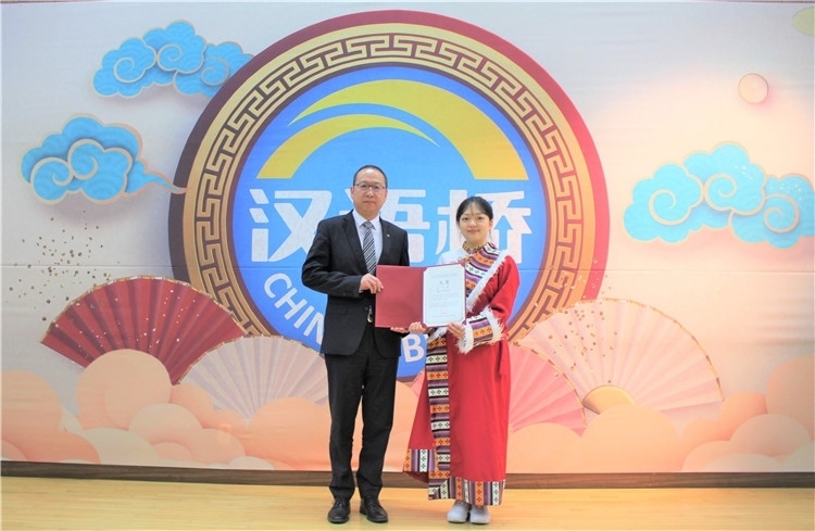 中國(guó)銀行首爾分行行長(zhǎng)周建軍為大學(xué)生組冠軍頒獎(jiǎng)并頒發(fā)就業(yè)證書。首爾孔子學(xué)院供圖