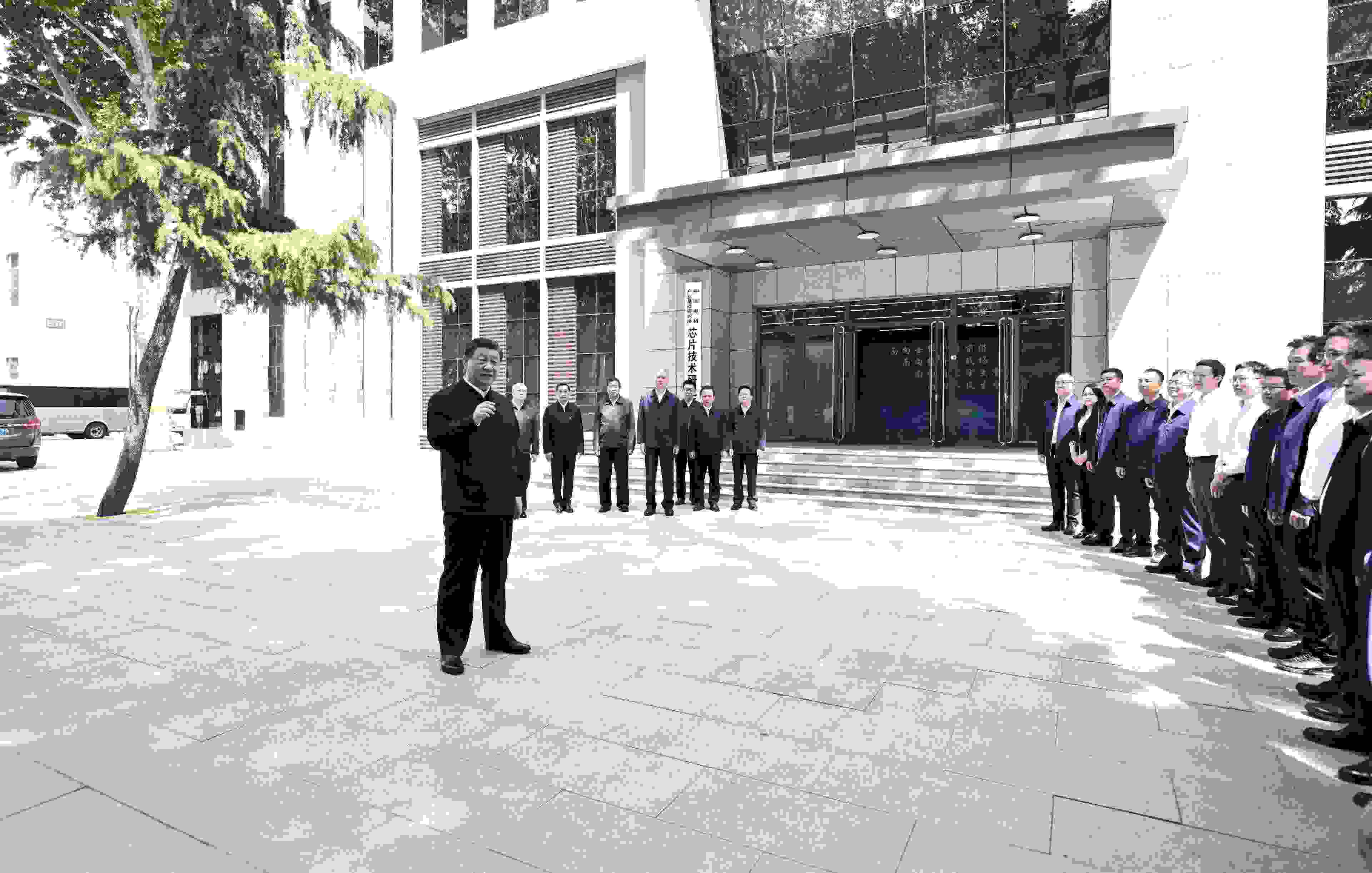 △2023年5月12日，習近平總書記在中國電科產業(yè)基礎研究院同科技工作者交流。