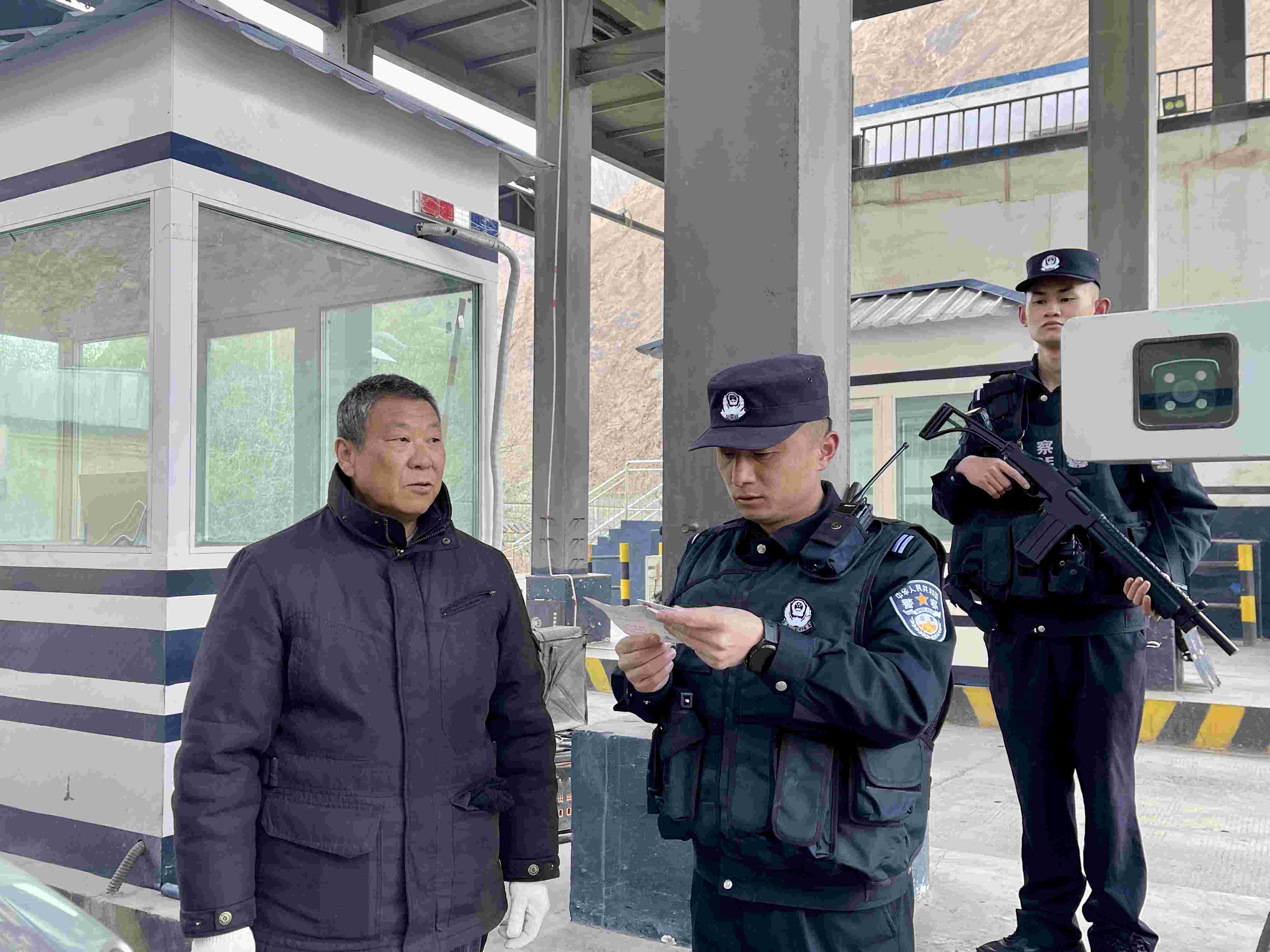 在庫地邊境檢查站，陳暢核對(duì)進(jìn)出邊境管理區(qū)人員信息。人民網(wǎng) 周靜圓攝