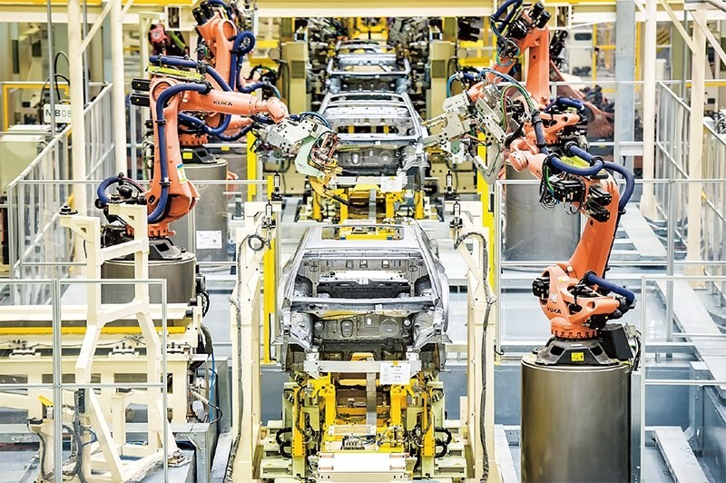 發(fā)展新能源汽車(chē)是我國(guó)從汽車(chē)大國(guó)邁向汽車(chē)強(qiáng)國(guó)的必由之路。2022年中國(guó)新能源汽車(chē)產(chǎn)銷(xiāo)分別實(shí)現(xiàn)705.8萬(wàn)輛和688.7萬(wàn)輛，連續(xù)8年位居世界第一。圖為廣汽埃安第一智造中心焊裝車(chē)間正在熱火朝天地生產(chǎn)。 廣汽埃安新能源汽車(chē)股份有限公司供圖