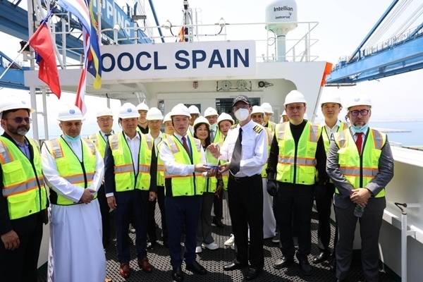 圖為與會(huì)嘉賓參觀“東方西班牙”輪。中遠(yuǎn)海運(yùn)港口阿布扎比碼頭供圖