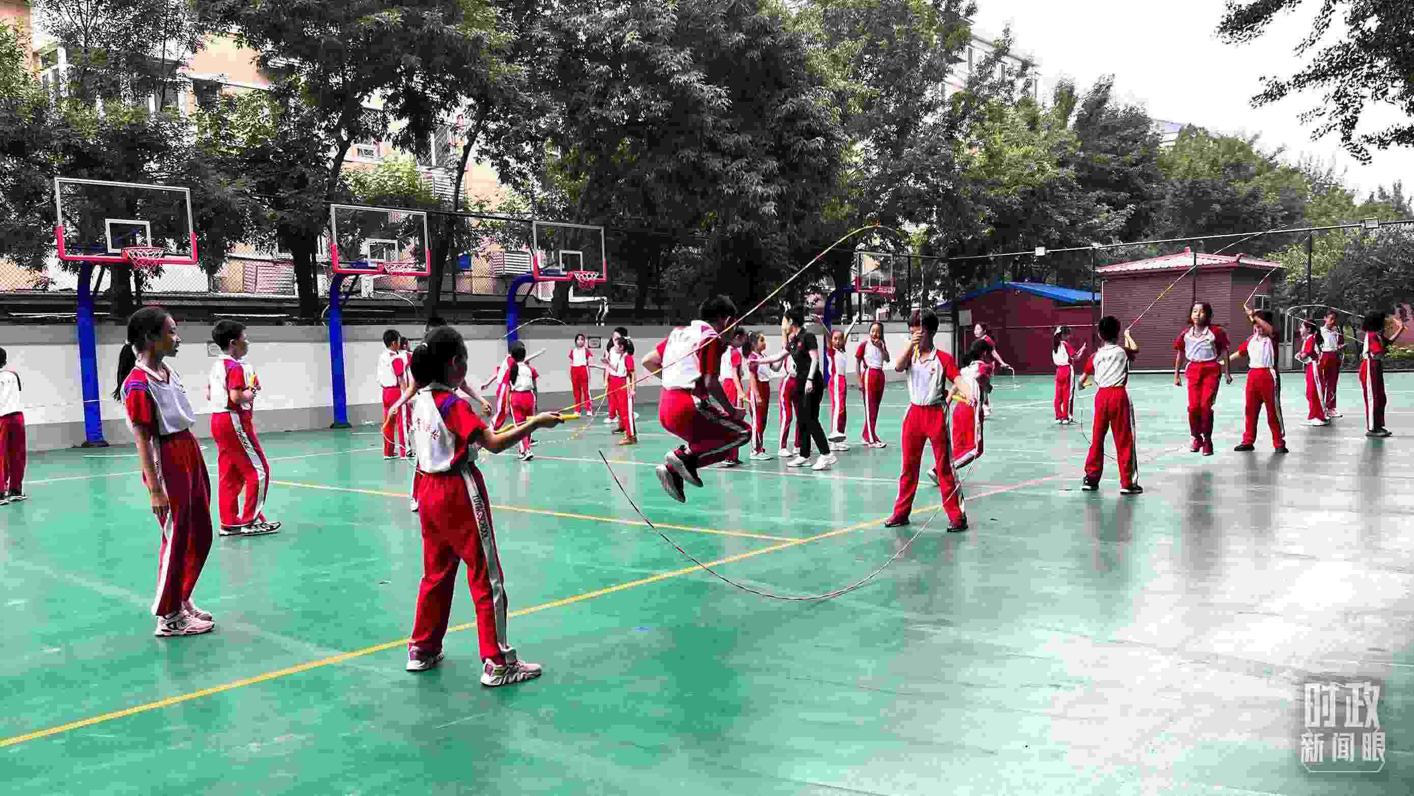 △正在跳繩的學生。（總臺央視記者張垚拍攝）