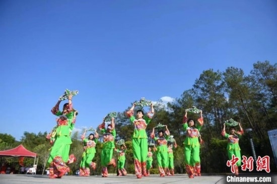 市民在跳廣場舞。 唐小晴 攝