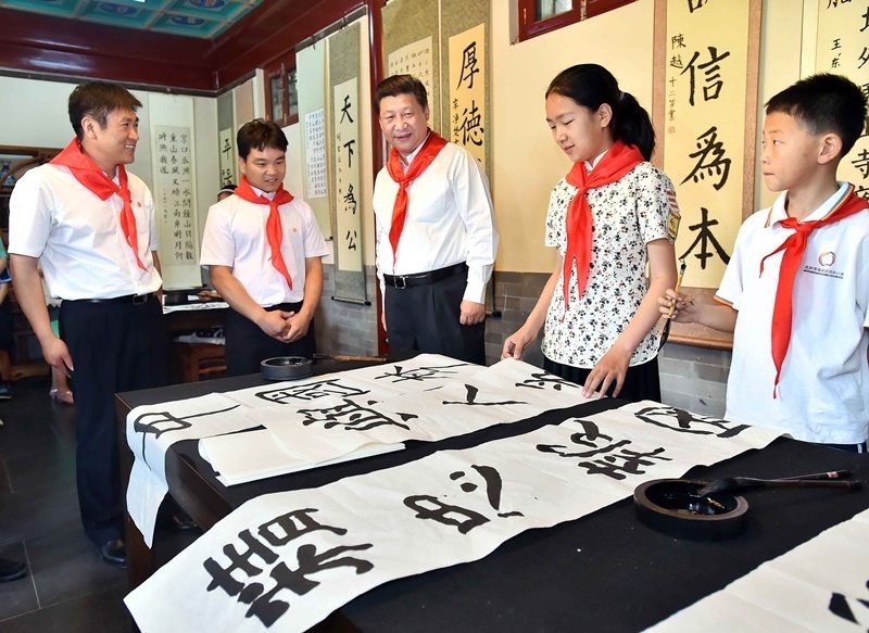 2014年5月30日，習(xí)近平總書記來到北京市海淀區(qū)民族小學(xué)，參加慶?！傲弧眹H兒童節(jié)活動(dòng)。