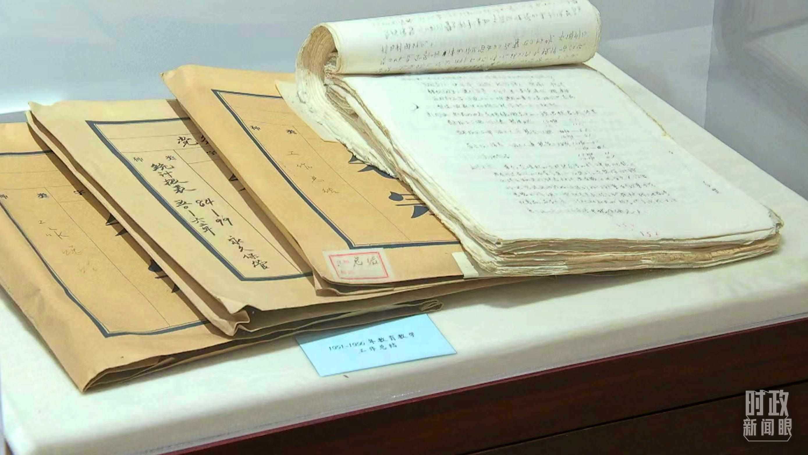 △校史館內(nèi)的教育教學工作總結展陳。（總臺央視記者金雨秋拍攝）