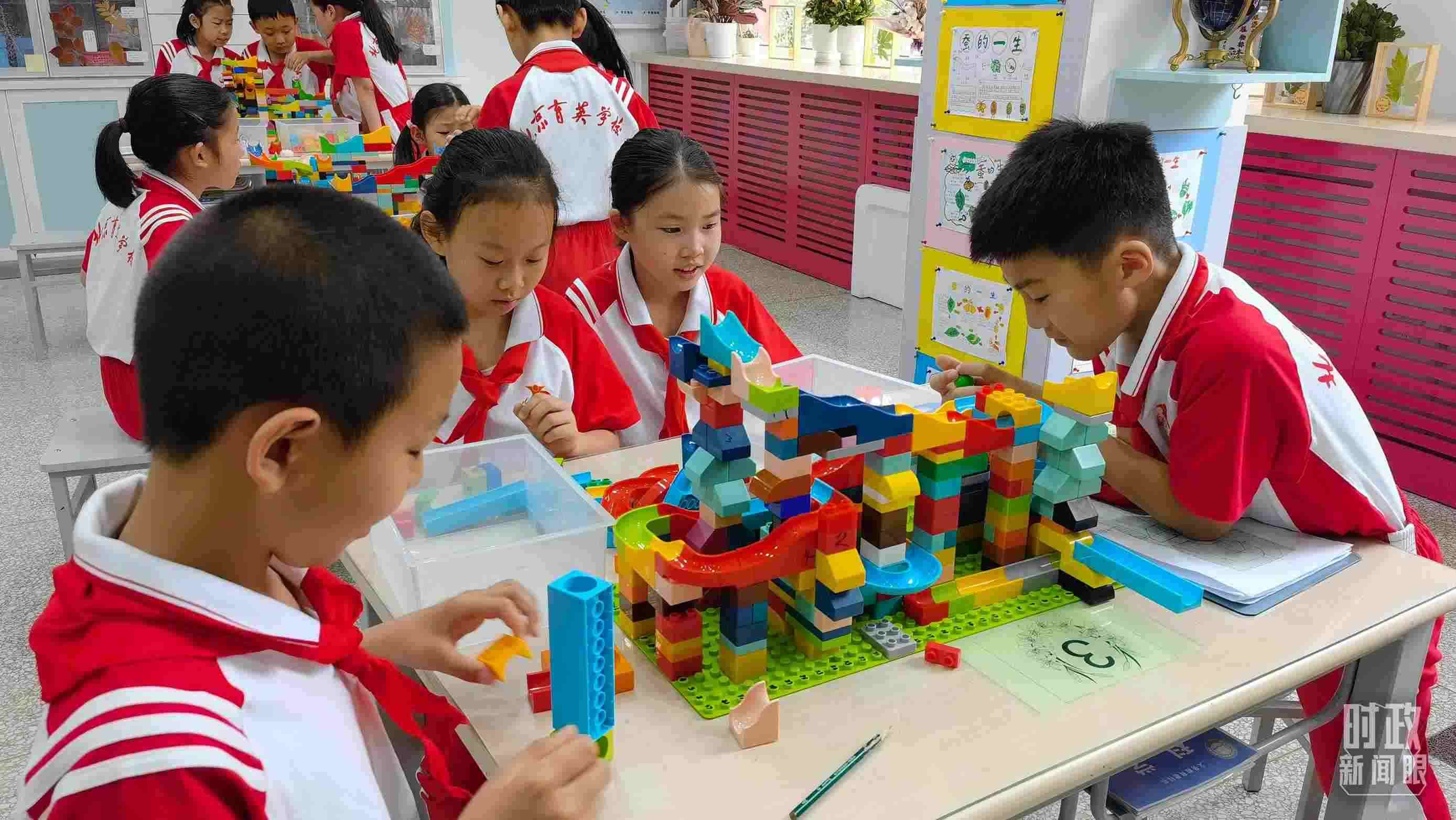 △正在搭建過山車模型的學生們。（總臺央視記者石丞拍攝）