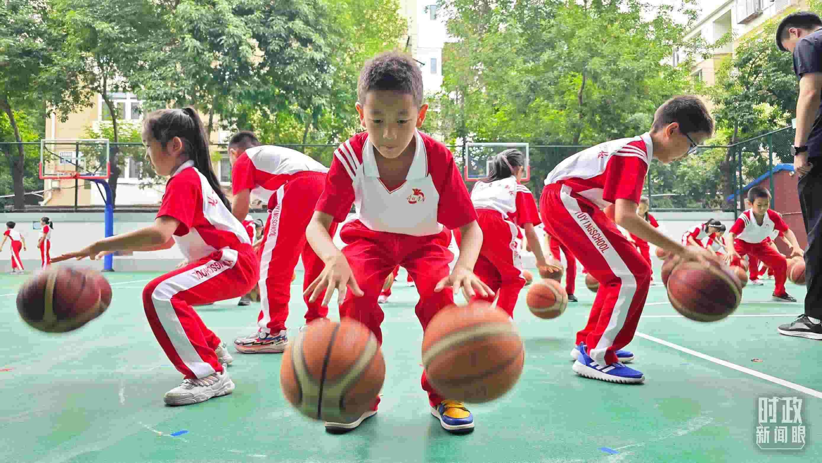 △學生正在打籃球。（總臺央視記者彭漢明拍攝）