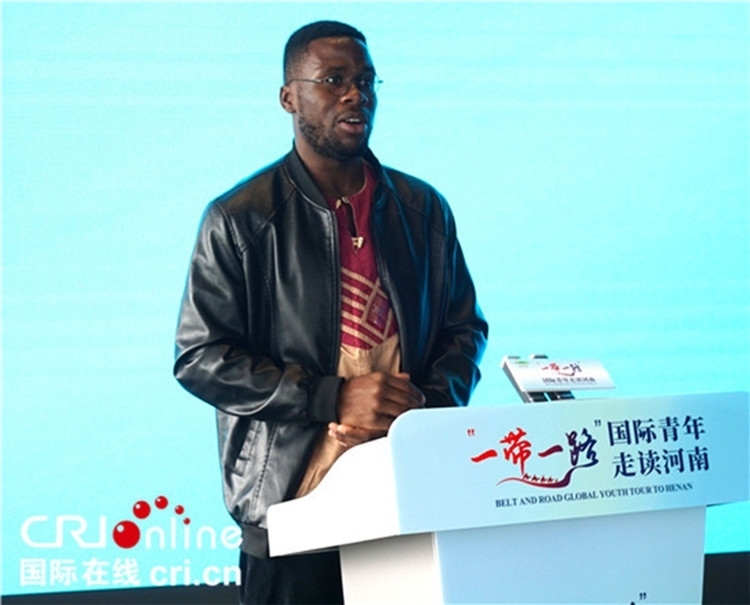 國際青年代表奕曉龍發(fā)言。賈親親 攝