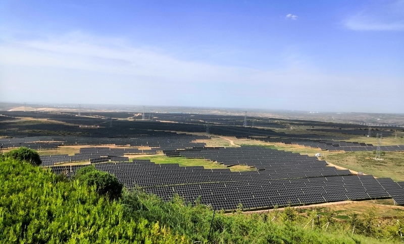 伊金霍洛旗天驕綠能50萬千瓦采煤沉陷區(qū)生態(tài)治理光伏發(fā)電示范項(xiàng)目一角。人民網(wǎng)記者 孫博洋攝
