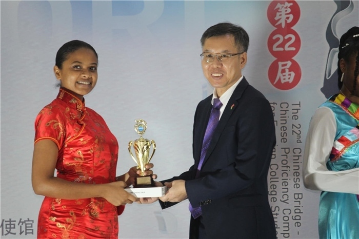 陳錫來參贊為獲獎選手頒發(fā)二等獎。圭亞那大學(xué)孔子學(xué)院供圖