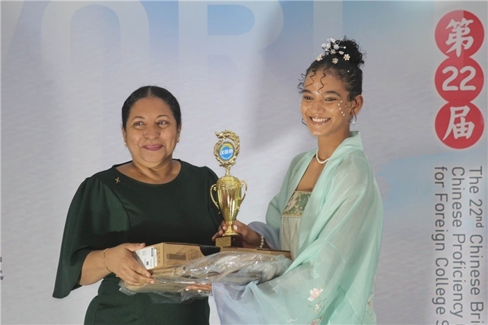 圭亞那大學(xué)校長默罕默德為獲獎選手頒發(fā)一等獎。圭亞那大學(xué)孔子學(xué)院供圖