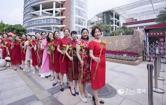 6月7日一早，廈門雙十中學(xué)考生家長們身穿旗袍，手拿向日葵在考場外為孩子加油打氣，寓意“旗開得勝，一舉奪魁”。人民網(wǎng)記者 陳博攝
