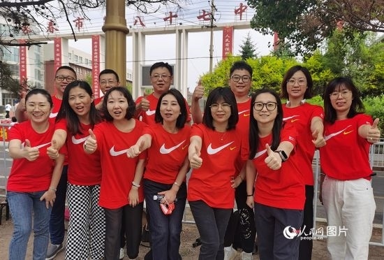6月7日一早，陽光明媚，天氣涼爽，在長春市第八十七中學(xué)，考生們正陸續(xù)進(jìn)入考場。親友團(tuán)為參加高考的學(xué)子們加油鼓勁。人民網(wǎng)記者 王帝元攝