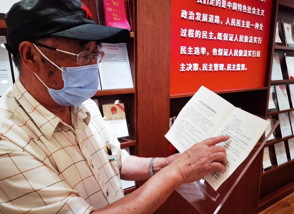 夏云龍給記者展示國(guó)歌法修改的內(nèi)容。人民網(wǎng)記者 唐小麗攝