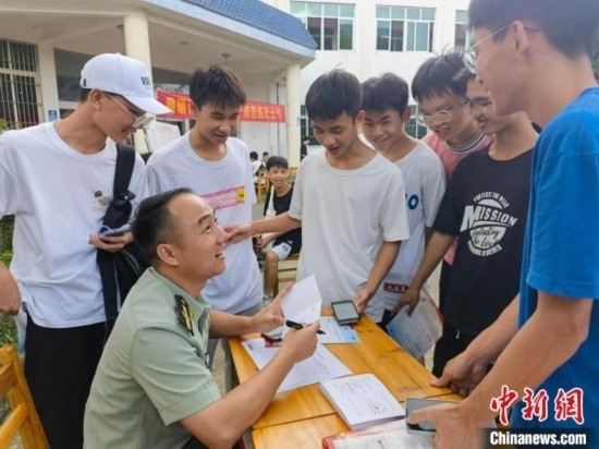 專(zhuān)武干部在講解相關(guān)政策。韋碩 攝