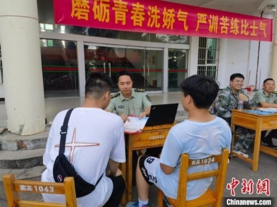 專(zhuān)武干部在講解相關(guān)政策。韋碩 攝