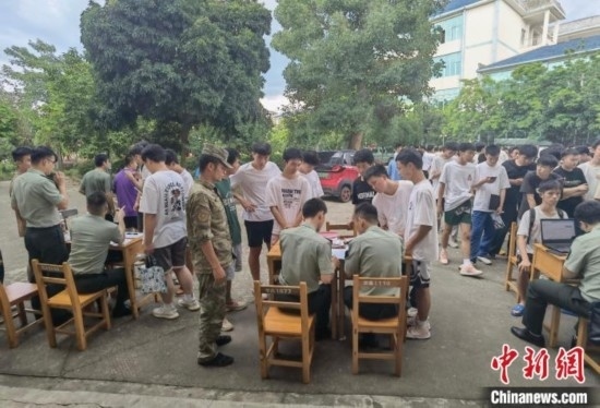 專(zhuān)武干部在發(fā)放兵役登記證。韋碩 攝