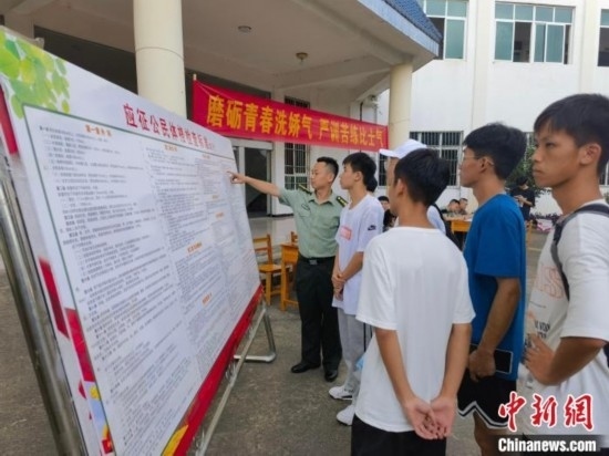 專(zhuān)武干部在講解應(yīng)征體檢標(biāo)準(zhǔn)。韋碩 攝