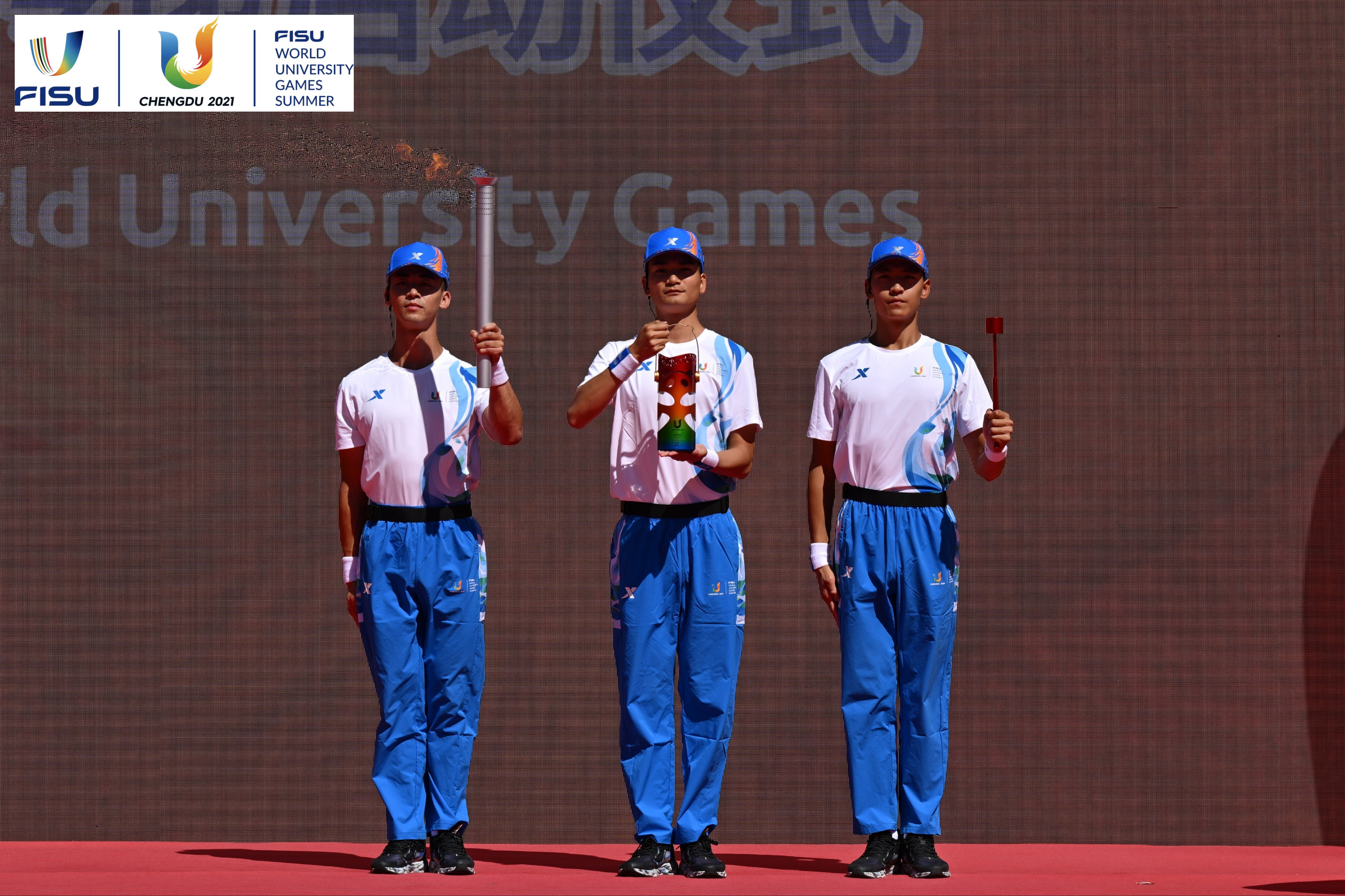 成都大運(yùn)會火種護(hù)衛(wèi)隊(duì)點(diǎn)燃大運(yùn)火炬。 圖片來源：成都大運(yùn)會執(zhí)委會供圖