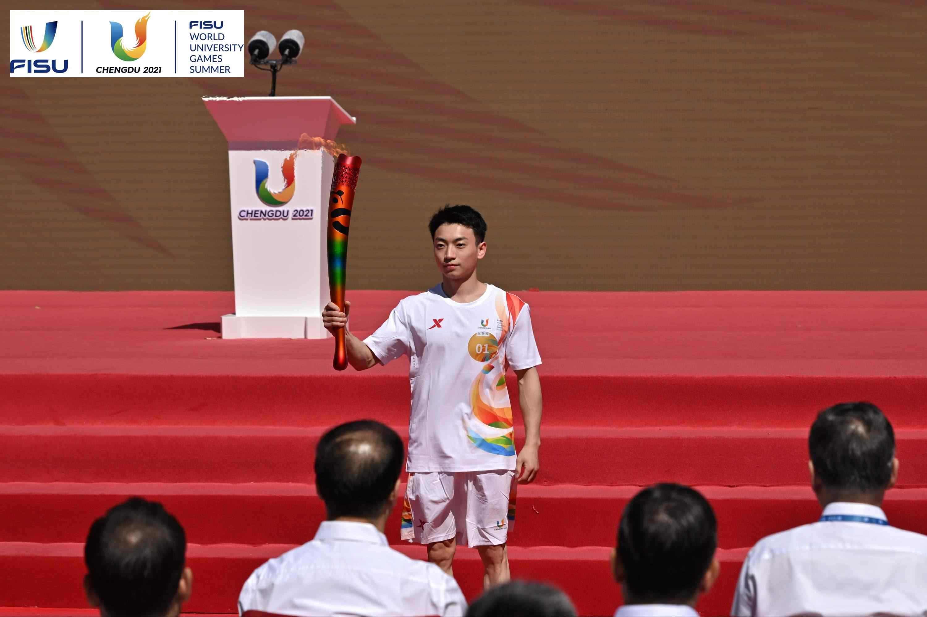 成都大運(yùn)會火炬手、奧運(yùn)冠軍鄒敬園高舉火炬。 圖片來源：成都大運(yùn)會執(zhí)委會供圖