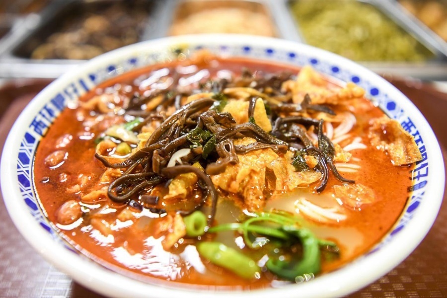 這是廣西柳州市街邊一家螺螄粉店制作的螺螄粉。新華社記者 曹祎銘 攝