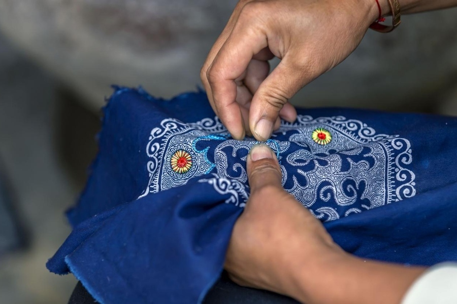 在貴州省黔西市新仁苗族鄉(xiāng)化屋村，村民在制作苗繡。新華社記者 范暉 攝