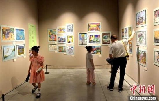 圖為家長帶著孩子參觀展覽。呂明 攝