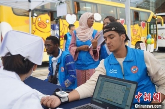 6月13日，在第20個世界獻血者日前夕，20名在贛留學生組團前往血站獻血。吳迪 攝