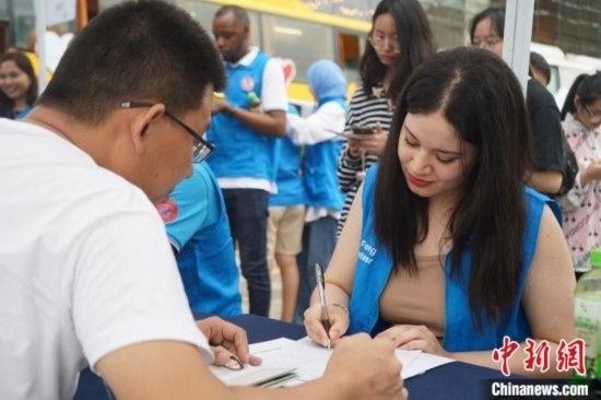 6月13日，在第20個世界獻血者日前夕，20名在贛留學生組團前往血站獻血。吳迪 攝