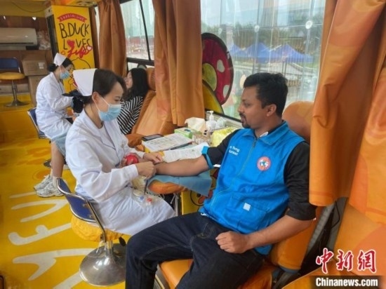 6月13日，在第20個世界獻血者日前夕，20名在贛留學生組團前往血站獻血。吳迪 攝