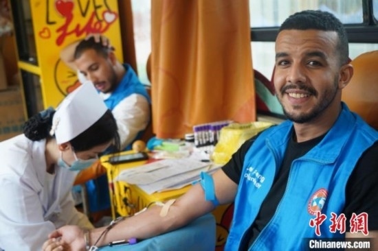 6月13日，在第20個世界獻血者日前夕，20名在贛留學生組團前往血站獻血。吳迪 攝