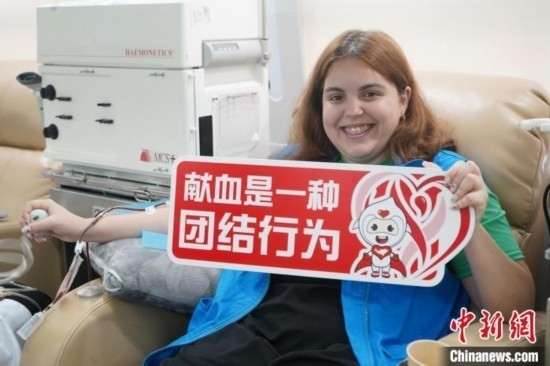 6月13日，在第20個世界獻血者日前夕，20名在贛留學生組團前往血站獻血。吳迪 攝