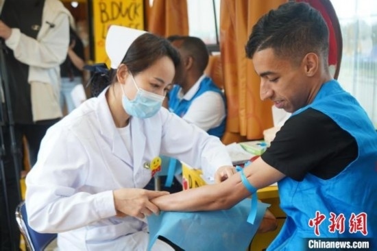 6月13日，在第20個世界獻血者日前夕，20名在贛留學生組團前往血站獻血。吳迪 攝