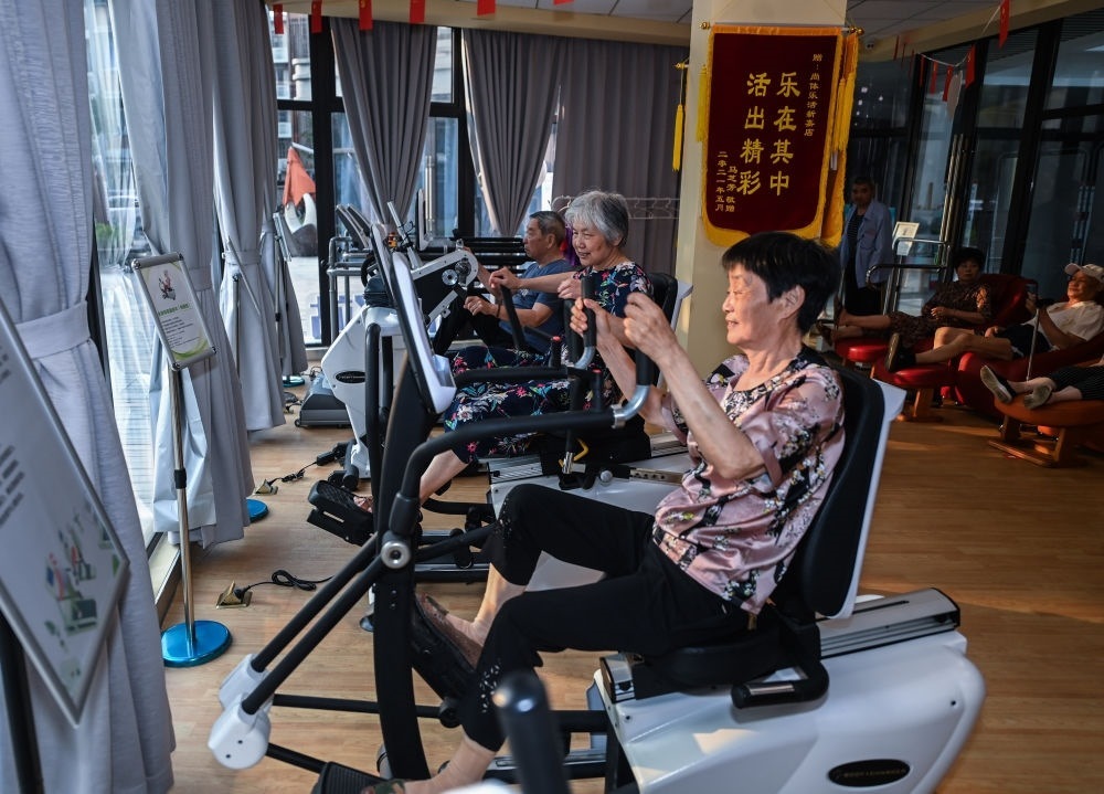 在浙江嘉興市南湖區(qū)新嘉街道電子社區(qū)鄰里中心的長(zhǎng)者運(yùn)動(dòng)健康之家內(nèi)，老人們?cè)谶M(jìn)行器械鍛煉（2023年6月14日攝）。新華社記者 徐昱 攝