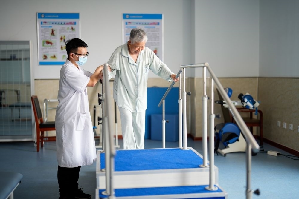 河北省灤南縣一家養(yǎng)老機(jī)構(gòu)的工作人員在指導(dǎo)老人進(jìn)行康復(fù)訓(xùn)練（2023年5月19日攝）。新華社記者 牟宇 攝