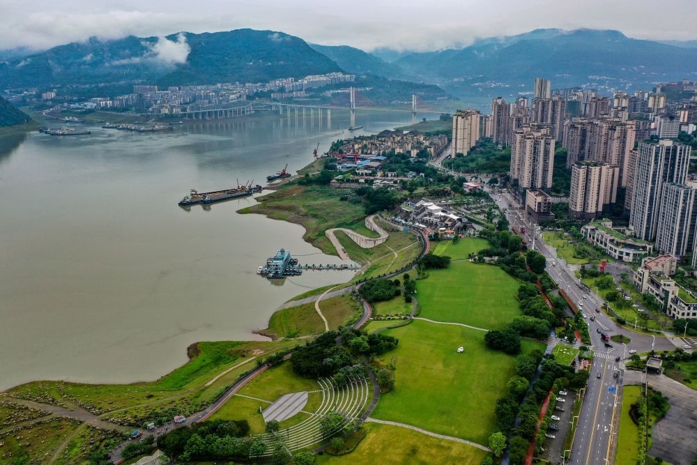 這是2023年6月7日拍攝的位于重慶市云陽(yáng)縣的云陽(yáng)城區(qū)環(huán)湖綠道（無(wú)人機(jī)照片）。當(dāng)?shù)貙⑸鷳B(tài)治理與生態(tài)修復(fù)結(jié)合起來(lái)，兼顧城市旅游和運(yùn)動(dòng)休閑等功能需要，打造環(huán)縣城兩江四岸33公里綠道。新華社記者 唐奕 攝